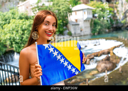 Femme avec drapeau bosniaque à Blagaj village Banque D'Images