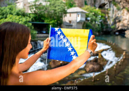 Femme avec drapeau bosniaque à Blagaj village Banque D'Images