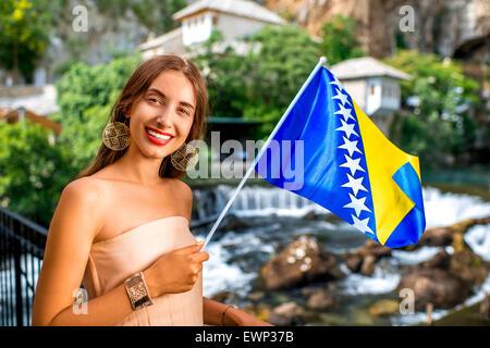 Femme avec drapeau bosniaque à Blagaj village Banque D'Images