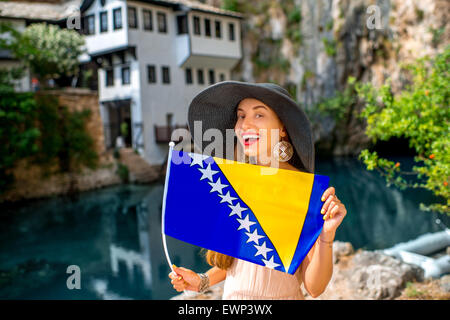 Femme avec drapeau bosniaque à Blagaj village Banque D'Images