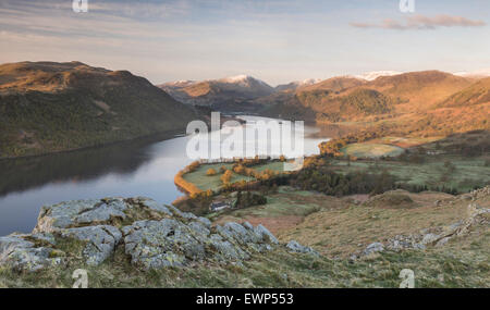 Voir plus de Gowbarrow Fell au début de l'Ullswater lumière du soleil du matin, Lake District National Park Banque D'Images