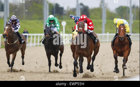 Megan Nicholls, école Poutine, le four winns Mesdames jour 18 Juin Handicap à Chelmsford City hippodrome avec : Megan Nicholls, Poutine Où : Chelmsford, Royaume-Uni Quand : 26 Avr 2015 Banque D'Images