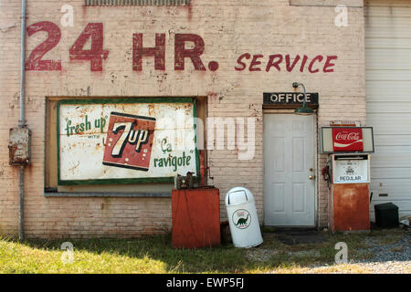 Vintage 7up ad à l'ancienne station-service en bordure de Banque D'Images