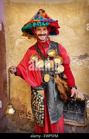 Portrait de l'eau marocain vendeur en vêtements traditionnels, Marrakech Medina. Maroc Banque D'Images