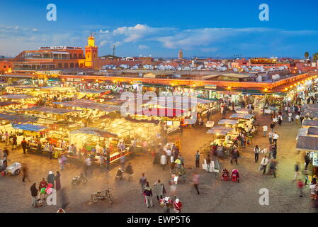 Djemaa el-Fna, au crépuscule, Médina de Marrakech, Maroc, Afrique Banque D'Images