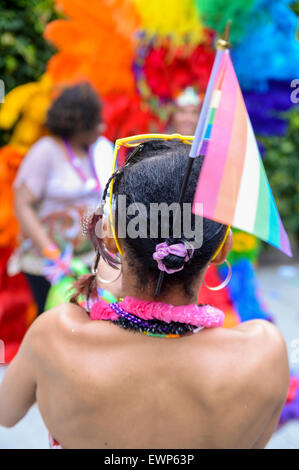 La VILLE DE NEW YORK, USA - 30 juin 2013 : les spectateurs de prendre des photos avec des Drag Queens en costumes spectaculaires dans les couleurs arc-en-ciel au cours de l'Orgueil. Banque D'Images