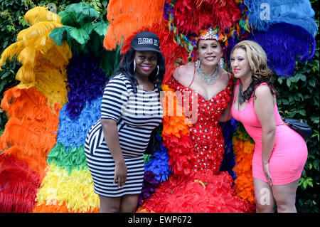 La VILLE DE NEW YORK, USA - 30 juin 2013 : drag queen en costume flamboyant pose pour une photo avec des femmes au cours de la Gay Pride annuelle. Banque D'Images