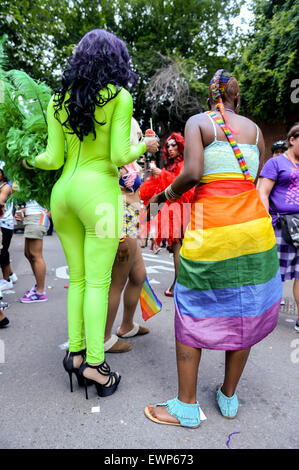 La VILLE DE NEW YORK, USA - 30 juin 2013 : Drag Queens en costumes spectaculaires avec toutes les couleurs de l'arc en ciel recueillir durant la Gay Pride. Banque D'Images