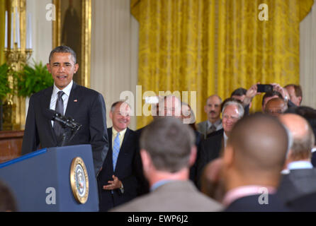 Washington, DC, USA. 29 Juin, 2015. Le président des États-Unis, Barack Obama arrive pour la signature d'actes dans l'East Room de la Maison Blanche à Washington, DC, États-Unis, le 29 juin 2015. Le président américain Barack Obama a signé lundi sur plusieurs projets de loi, y compris la législation de lui donner ce qu'on appelle le fast-le pouvoir de négocier des accords commerciaux avec d'autres pays, en injectant un élan nouveau à l'impasse des négociations commerciales de l'Asie-Pacifique. Credit : Yin Bogu/Xinhua/Alamy Live News Banque D'Images