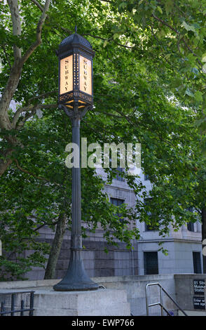 Vintage subway sign près de la gare, Upper West Side, Manhattan, New York City Banque D'Images