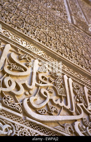 Fès médina - Medersa Bou Inania, l'école coranique. Détail de la frise calligraphique Zellij à cour, le Maroc, l'Afrique Banque D'Images