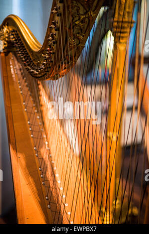 Harpe antique, Musée des Instruments de musique, Bruxelles, Belgique Banque D'Images
