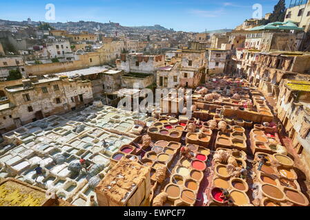 Fès Médina - Chouwara tannerie dans de vieux Fes, Maroc, Afrique Banque D'Images