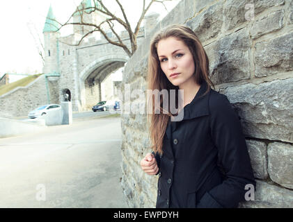 Jeune fille en ville rue Banque D'Images