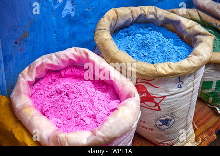 Chefchaouen (Chaouen) est connue pour ses bâtiments dans des tons de bleu. Sachets de poudre de peinture, pigment naturel ou de colorants à vendre Banque D'Images