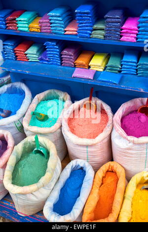 Chefchaouen (Chaouen) est connue pour ses bâtiments dans des tons de bleu. Sachets de poudre de peinture, pigment naturel ou de colorants à vendre Banque D'Images