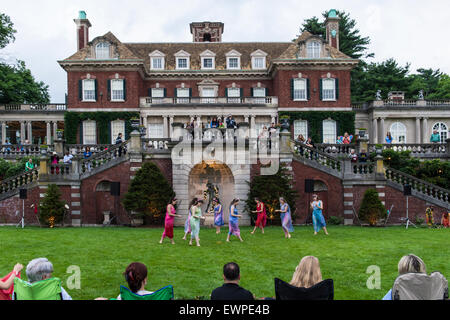 Old Westbury, New York, USA. 28 juin 2015. Lori Belilove & La Compagnie de danse Isadora Duncan, vêtus de tuniques à thème Renaissance, effectuer sur la pelouse Sud en face de l'hôtel particulier de la vieille ville historique de Westbury Gardens, un Long Island Gold Coast estate, pour son songe d'une nuit d'événement. Credit : Ann E Parry/Alamy Live News Banque D'Images