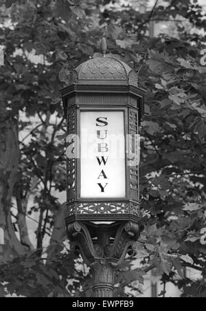 Vintage subway sign près de la gare, Upper West Side, Manhattan, New York City Banque D'Images