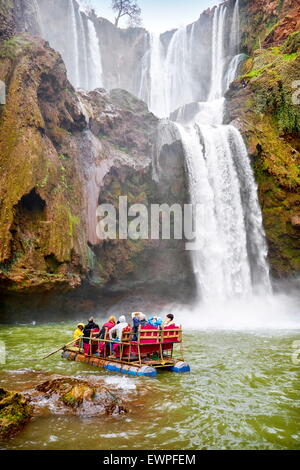 Les touristes rafting à la chute d'Ouzoud. Haut Atlas, Maroc Banque D'Images