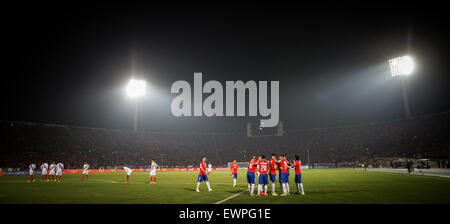 Santiago, Chili. 29 Juin, 2015. Les joueurs du Chili célébrer un but contre le Pérou au cours de la Copa America Chili 2015, demi-finale s'est tenue au Stade National, à Santiago, Chili, le 29 juin 2015. Le Chili a gagné 2-1 Crédit : Pedro Mera/Xinhua/Alamy Live News Banque D'Images