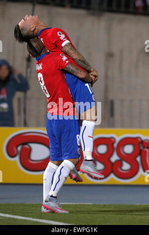 Santiago, Chili. 29 Juin, 2015. Les joueurs du Chili contre le Pérou notation célébrer au cours de la Copa America Chili 2015, demi-finale s'est tenue au Stade National, à Santiago, Chili, le 29 juin 2015. Le Chili a gagné 2-1 Guillermo Arias/Xinhua/Alamy Live News Banque D'Images