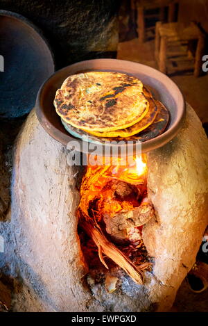 Cuisine berbère traditionnelle. Vallée de l'Ourica, Maroc Banque D'Images