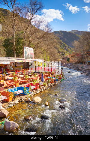 Vallée de l'Ourika. Restaurant au bord de la rivière. Maroc Banque D'Images