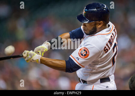 Houston, TX, USA. 29 Juin, 2015. Le joueur de premier but des Houston Astros Jon Singleton (21) Pas de fautes d'un arrêt au cours de la 3ème manche d'un match entre les Astros de Houston et les Royals de Kansas City au Minute Maid Park de Houston, TX. Trask Smith/CSM/Alamy Live News Banque D'Images