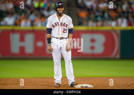 Houston, TX, USA. 29 Juin, 2015. Le joueur de premier but des Houston Astros Jon Singleton (21) sourit en se tenant sur le 2ème base pendant la 2e manche d'un match entre les Astros de Houston et les Royals de Kansas City au Minute Maid Park de Houston, TX. Trask Smith/CSM/Alamy Live News Banque D'Images