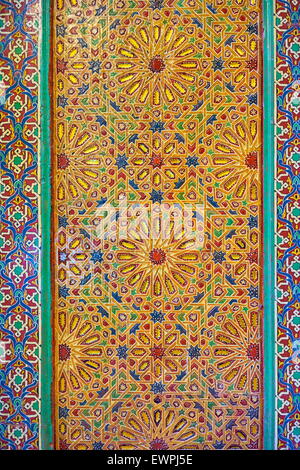 Ornate, sculpté et peinture porte à une mosquée. Maroc Banque D'Images