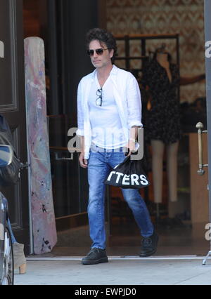 Daisy Fuentes Modèle affiche les courbes de son célèbre à l'âge de 48 ans alors que les magasins avec son nouveau petit ami singer Richard Marx. Le nouveau couple a été vu tenant la main en faisant vos achats chez Urban Outfitters dans Studio City. Daisy vu aussi vérifier son nouvel anneau de diamant jaune sur son anneau de mariage doigt. Richard qui s'est récemment séparé de sa femme de 25 ans l'année dernière a été liée à daisy depuis. Avec : Richard Marx Où : Studio City, California, United States Quand : 28 Avr 2015 C Banque D'Images