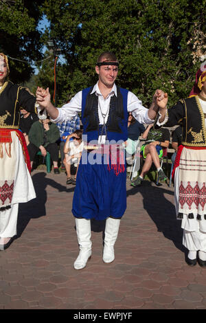 Danseur grec Minoan effectuant la danse au festival Grec Grete, Novato, Californie, USA Banque D'Images