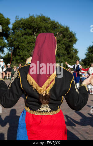 Femme danseuse grecque de l'exécution à un festival Grec, Novato, Californie, USA Banque D'Images