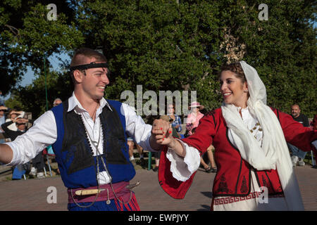 La scène de danse danseurs grecs grete à un festival grec, Novato, Californie, USA Banque D'Images