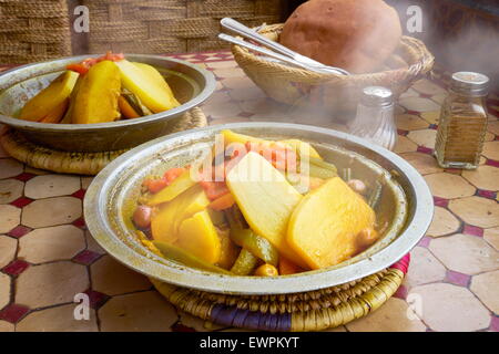 Cuisine traditionnelle marocaine tajine tajine servi au restaurant sur place Djemaa el Fna, Marrakech, Maroc Banque D'Images