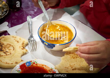 Soupe marocaine - harira. C'est servi pour le déjeuner pendant le Ramadan. Maroc Banque D'Images