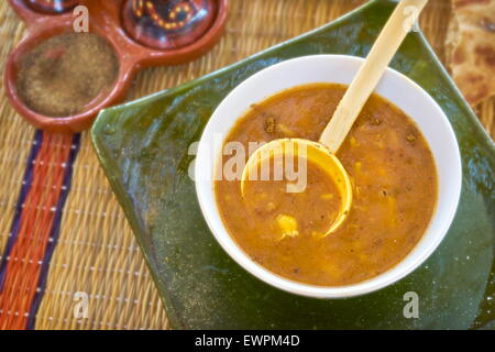 Soupe marocaine - harira. C'est servi pour le déjeuner pendant le Ramadan. Maroc Banque D'Images