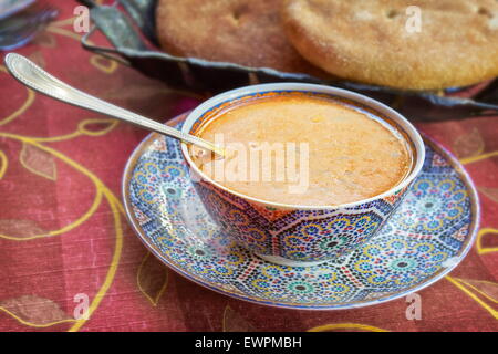 Harira, soupe traditionnelle marocaine dans la Médina de Fès en restaurant, Maroc Banque D'Images