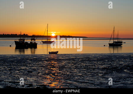 L'estuaire de Swale, Kent, UK. 30 Juin 2015 : la météo. Une lueur orange magnifique lorsque le soleil se lève dans un ciel clair matin calme, plus de bateaux amarrés dans la rigole de Harty ferry près de l'estuaire. L'air chaud de l'Afrique est réglé pour balayer vers le nord et prendre la température plus de 30°C le Mercredi avec des gens avertis de rester à l'intérieur Photo : Alan Payton/Alamy Live News Banque D'Images