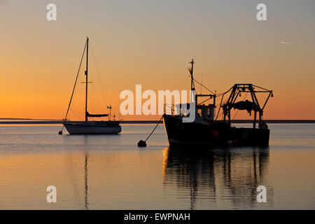 L'estuaire de Swale, Kent, UK. 30 Juin 2015 : la météo. Une lueur orange magnifique lorsque le soleil se lève dans un ciel clair matin calme, plus de bateaux amarrés dans la rigole de Harty ferry près de l'estuaire. L'air chaud de l'Afrique est réglé pour balayer vers le nord et prendre la température plus de 30°C le Mercredi avec des gens avertis de rester à l'intérieur Photo : Alan Payton/Alamy Live News Banque D'Images