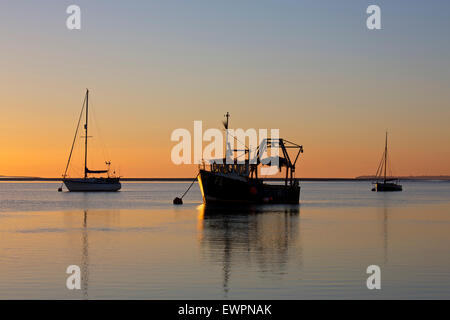 L'estuaire de Swale, Kent, UK. 30 Juin 2015 : la météo. Une lueur orange magnifique lorsque le soleil se lève dans un ciel clair matin calme, plus de bateaux amarrés dans la rigole de Harty ferry près de l'estuaire. L'air chaud de l'Afrique est réglé pour balayer vers le nord et prendre la température plus de 30°C le Mercredi avec des gens avertis de rester à l'intérieur Photo : Alan Payton/Alamy Live News Banque D'Images