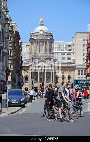 Afficher le long de la rue du Château en direction de l'hôtel de ville à l'extrémité avec des gens qui traversent la route en avant-plan, Liverpool, Royaume-Uni. Banque D'Images