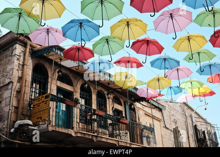 Jérusalem, Israël. 30 Juin, 2015. Une installation de plus de 1 000 parasols colorés se répand sur la tête des piétons et orne la Yoel Moshe historique Rue Salomon, que la municipalité ouvre la saison d'été dans le centre-ville avec une multitude de spectacles de l'artiste de rue prévues et local music productions. Credit : Alon Nir/Alamy Live News Banque D'Images