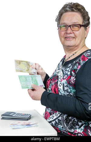 Woman compter et montrant l'argent avec la calculatrice isolé sur fond blanc Banque D'Images