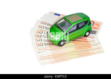 Modèle de voiture verte sur pile de billets comme symbole pour l'achat ou des coûts Banque D'Images