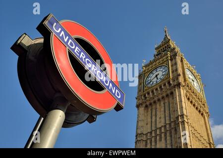 Signe de métro, métro, Big Ben, London, England, United Kingdom Banque D'Images