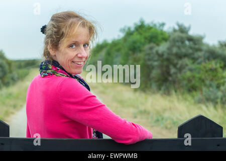 Portrait of young woman at fence randonnées dans la nature Banque D'Images