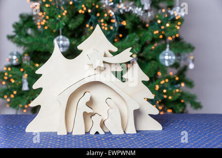 Crèche de Noël en bois blanc avec comme décoration d'arbre de Noël Banque D'Images