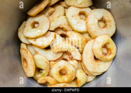 De nombreuses tranches de pomme dans la casserole en métal pour célébrer l'ancien et le nouveau en Hollande Banque D'Images