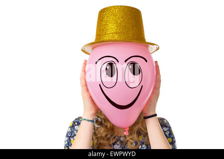 Girl holding balloon avec expression de visage souriant et gold hat isolé sur fond blanc Banque D'Images